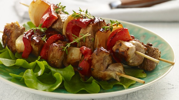 Χοιρινά σουβλάκια με horseradish sauce