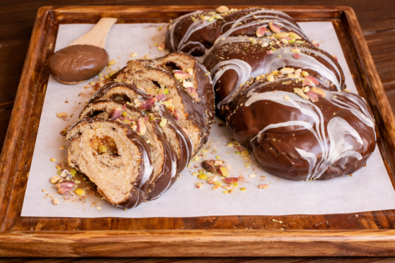 Τσουρέκι με σοκολάτα πραλίνα και φιστίκια