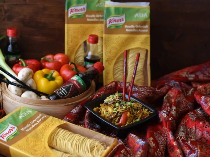 Noodles με κοτόπουλο, λαχανικά και σάλτσα με σόγια, μέλι και σουσάμι